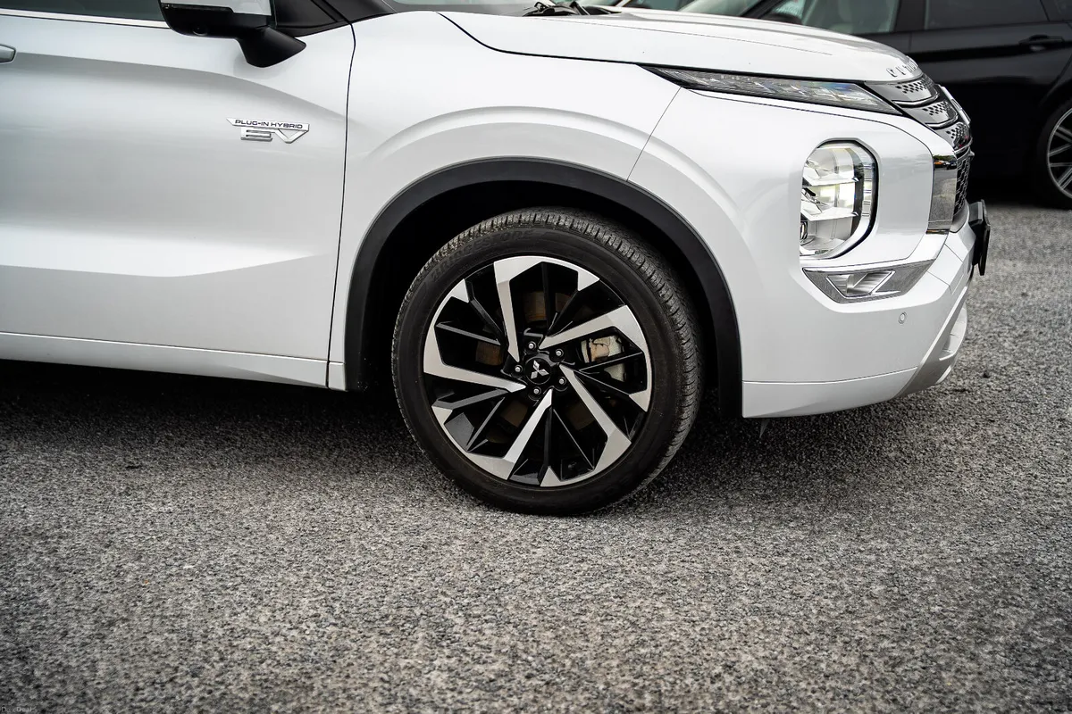 2023 Mitsubishi Outlander HYBRID - Image 6