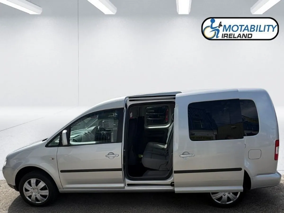 Volkswagen Caddy Maxi Life Wheelchair Accessible - Image 4