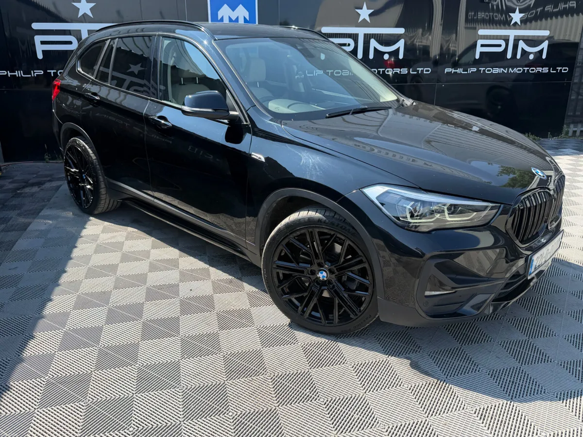 BMW X1 25E X DRIVE X LINE 220HP AUTO BLACK PACK - Image 3