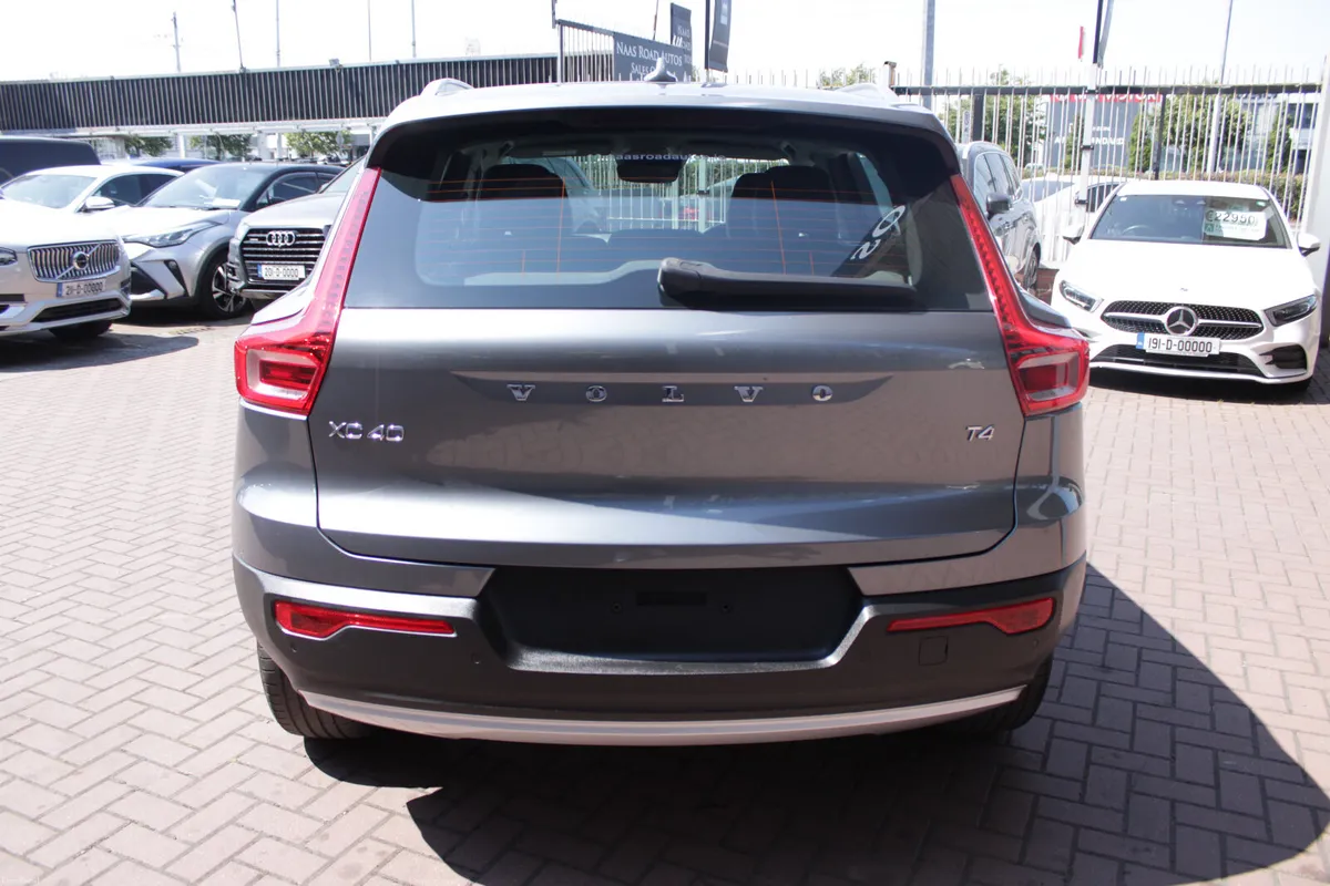 T4 AWD MOMENTUM 5DR ESTATE AUTOMATIC // WITH ONLY - Image 5