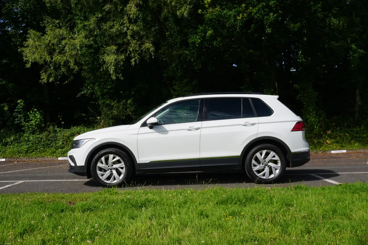 2021 Volkswagen Tiguan Life - 1 Owner - Image 3