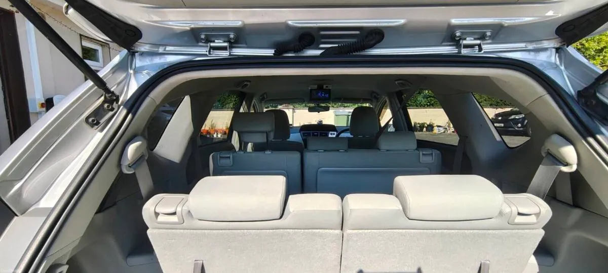 Toyota Prius alpha 7 seater - Image 6
