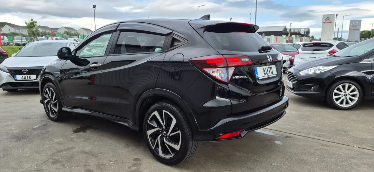 Honda Vezel hr-v rs automatic hybrid/petrol low km - Image 4