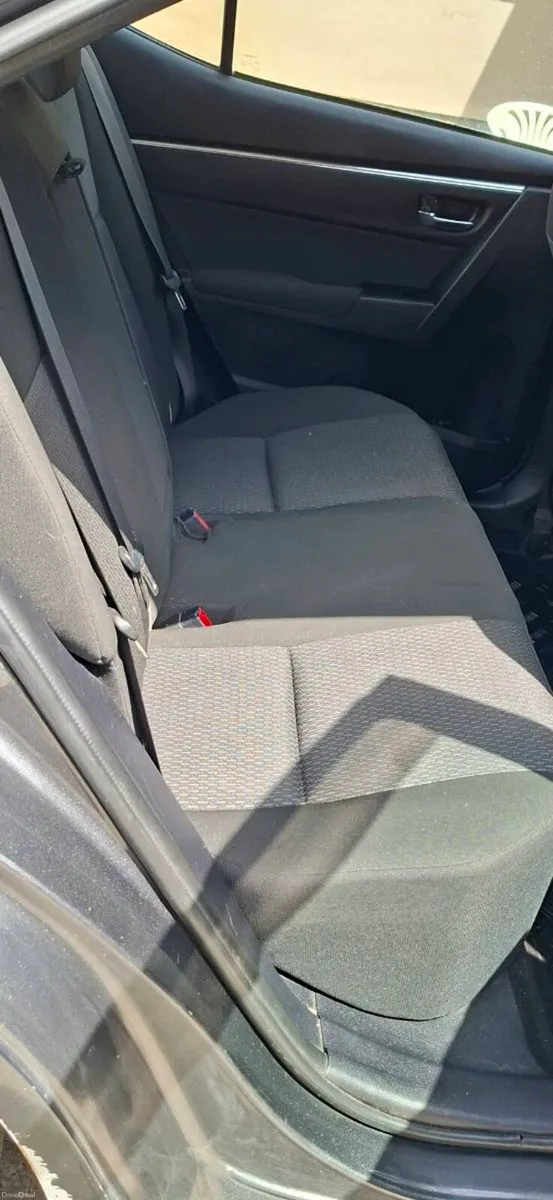 2015 Toyota corolla - Image 4