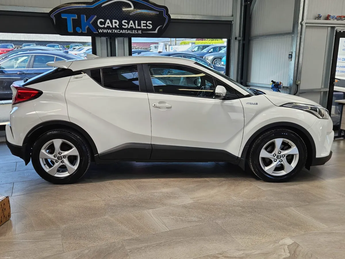 18 TOYOTA C-HR HYBRID LUNA 4DR AUTO - Image 3