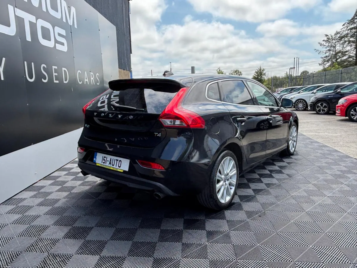 Volvo V40 Volvo v40 1.6 petrol, auto, loads of spe - Image 3