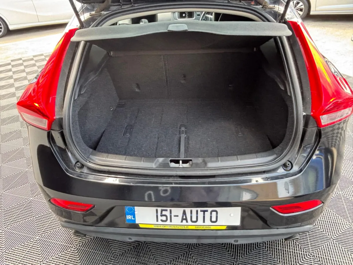 Volvo V40 Volvo v40 1.6 petrol, auto, loads of spe - Image 4