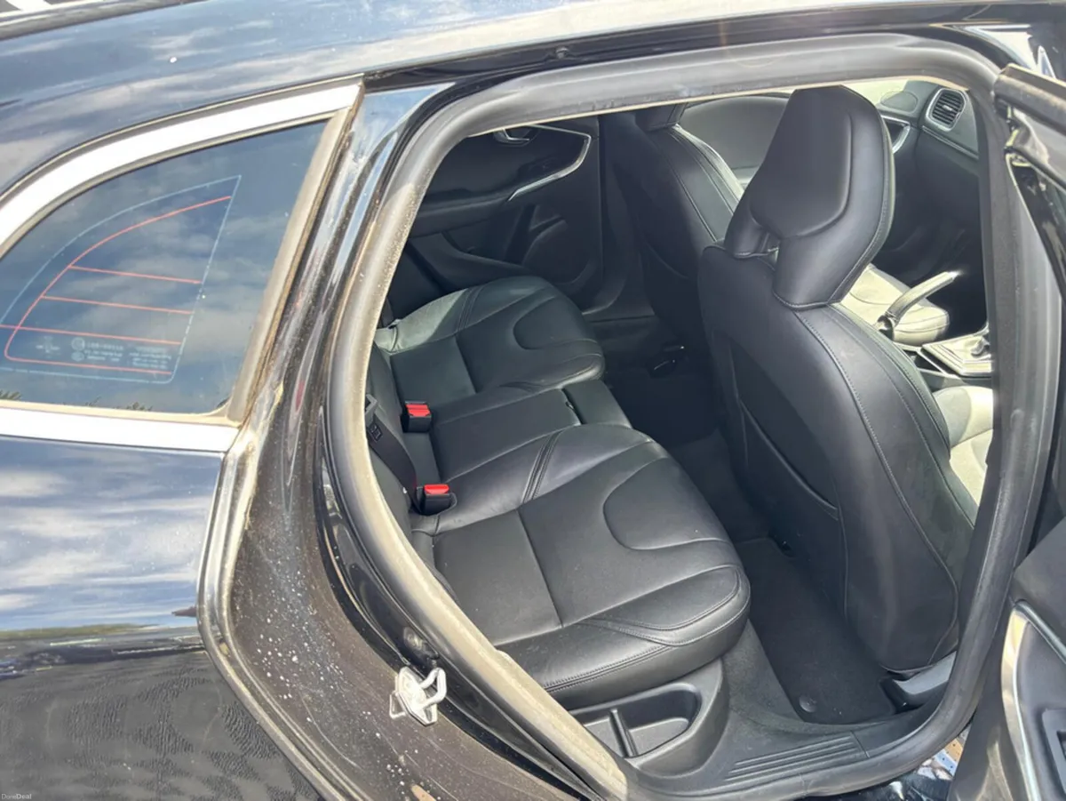 Volvo V40 Volvo v40 1.6 petrol, auto, loads of spe - Image 5