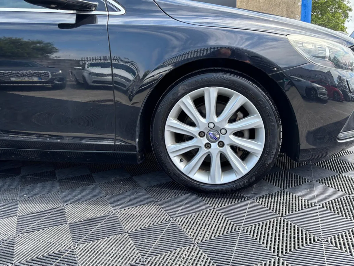 Volvo V40 Volvo v40 1.6 petrol, auto, loads of spe - Image 2