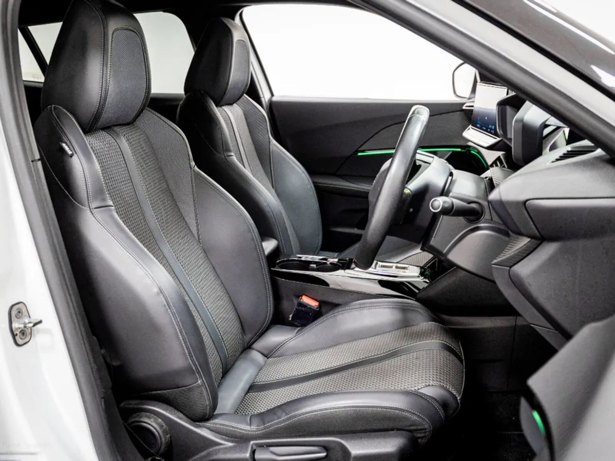 Peugeot 2008 E-GT 50kWh 136HP - Image 3
