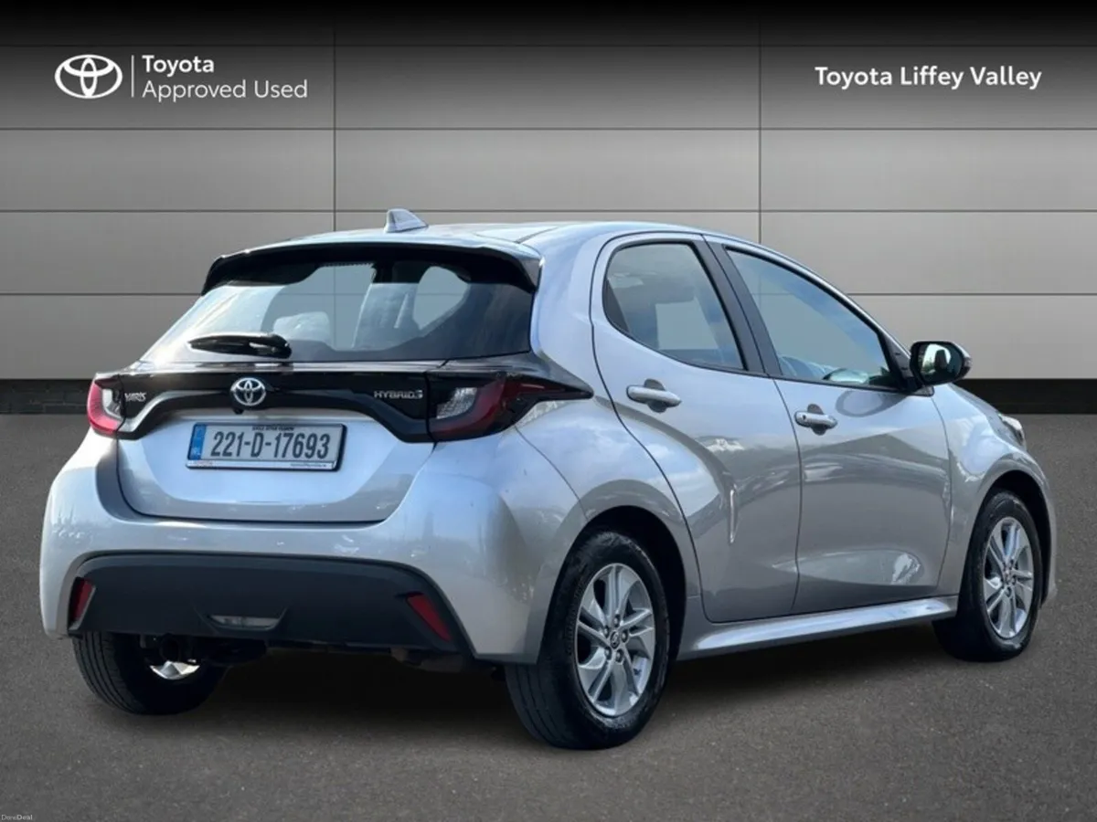 Toyota Yaris YARIS HYBRID LUNA - Image 2