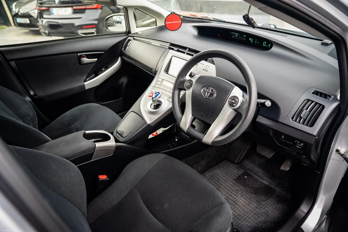 2015 Toyota Prius Hybrid Auto - Image 5