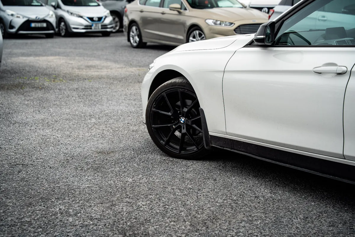 BMW 3-Series 2017 - Image 4