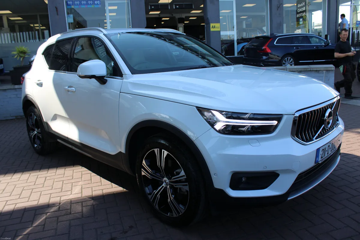 2021 VOLVO XC40 B4 - Image 2