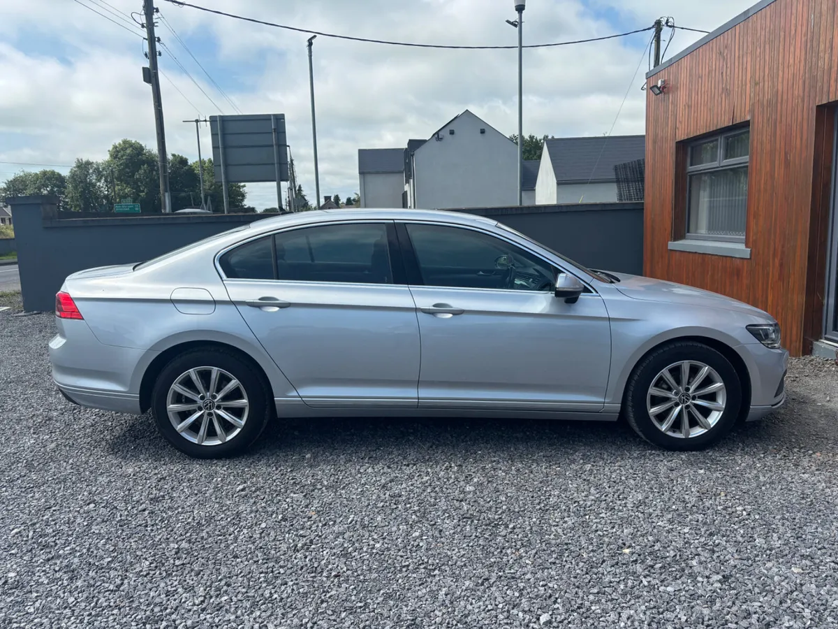 Volkswagen Passat 2022 - Image 4