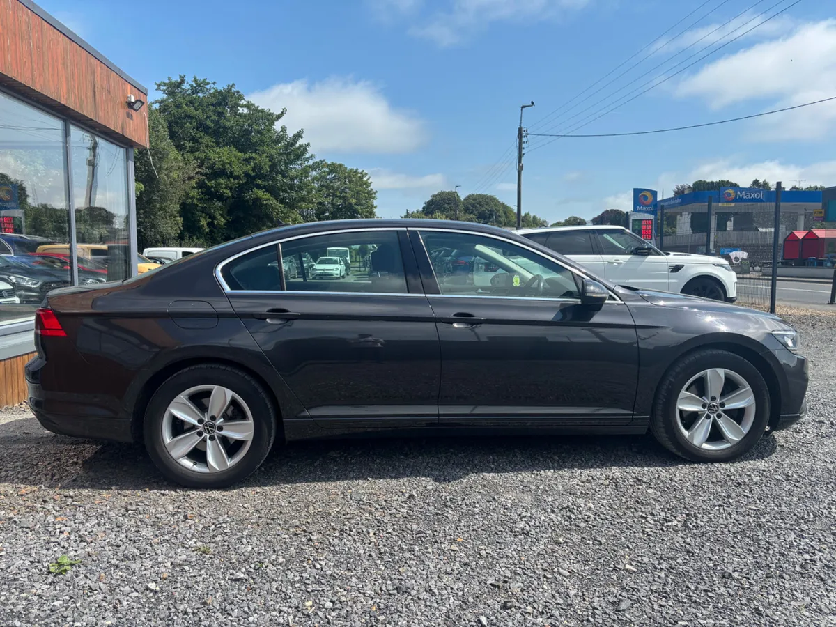 Volkswagen Passat 2022 - Image 4