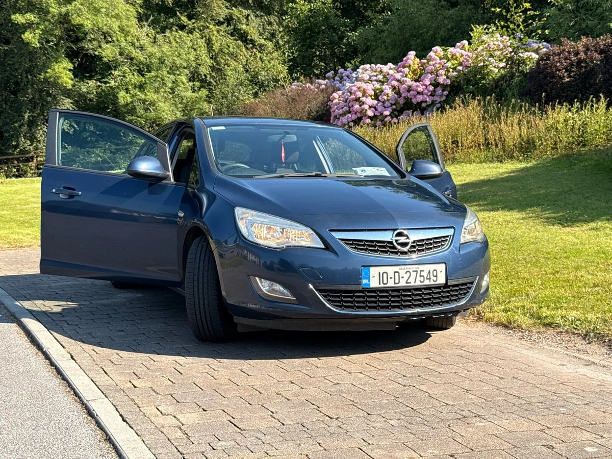 Opel Astra 2010 Petrol - Image 1