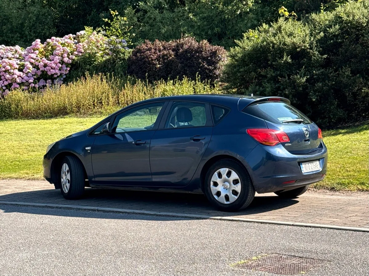 Opel Astra 2010 Petrol - Image 4