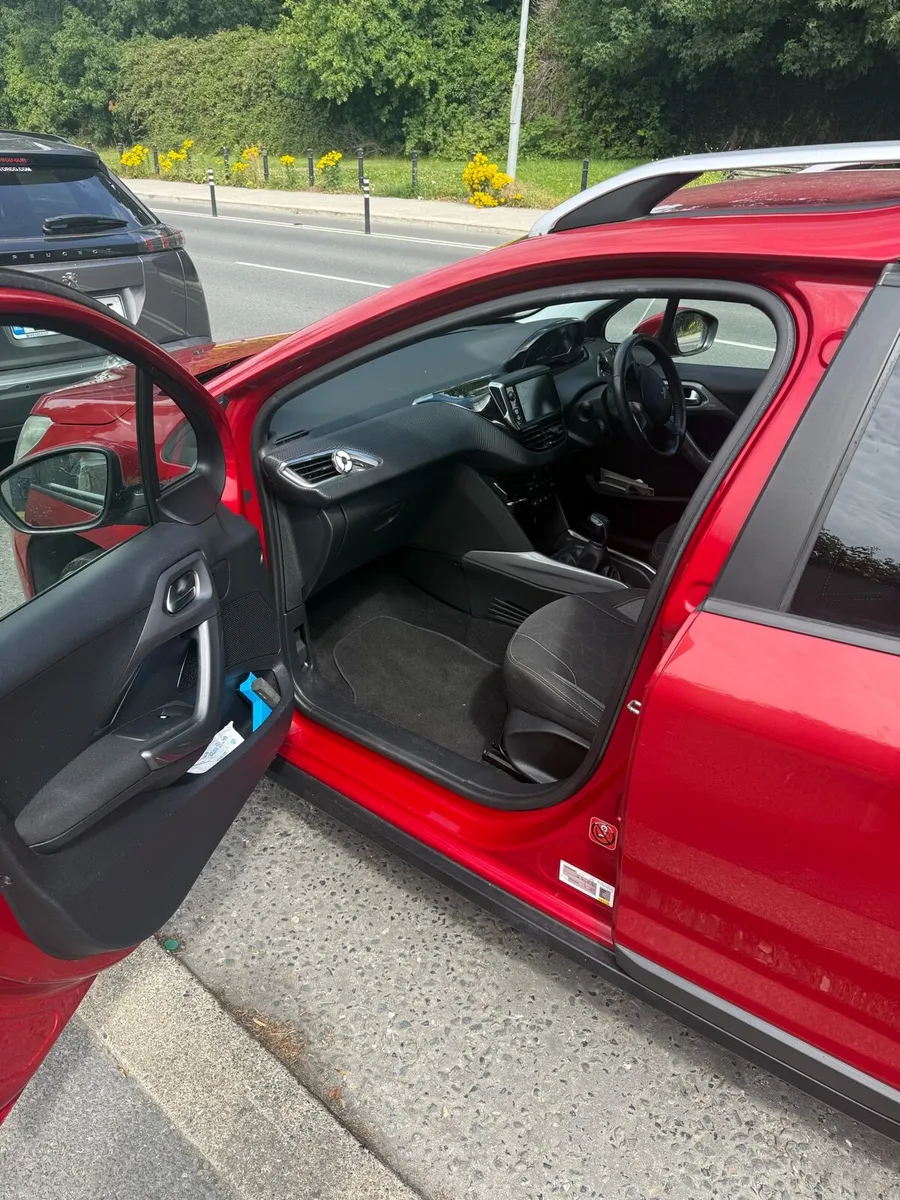 Peugeot 2008 - Car - Image 2