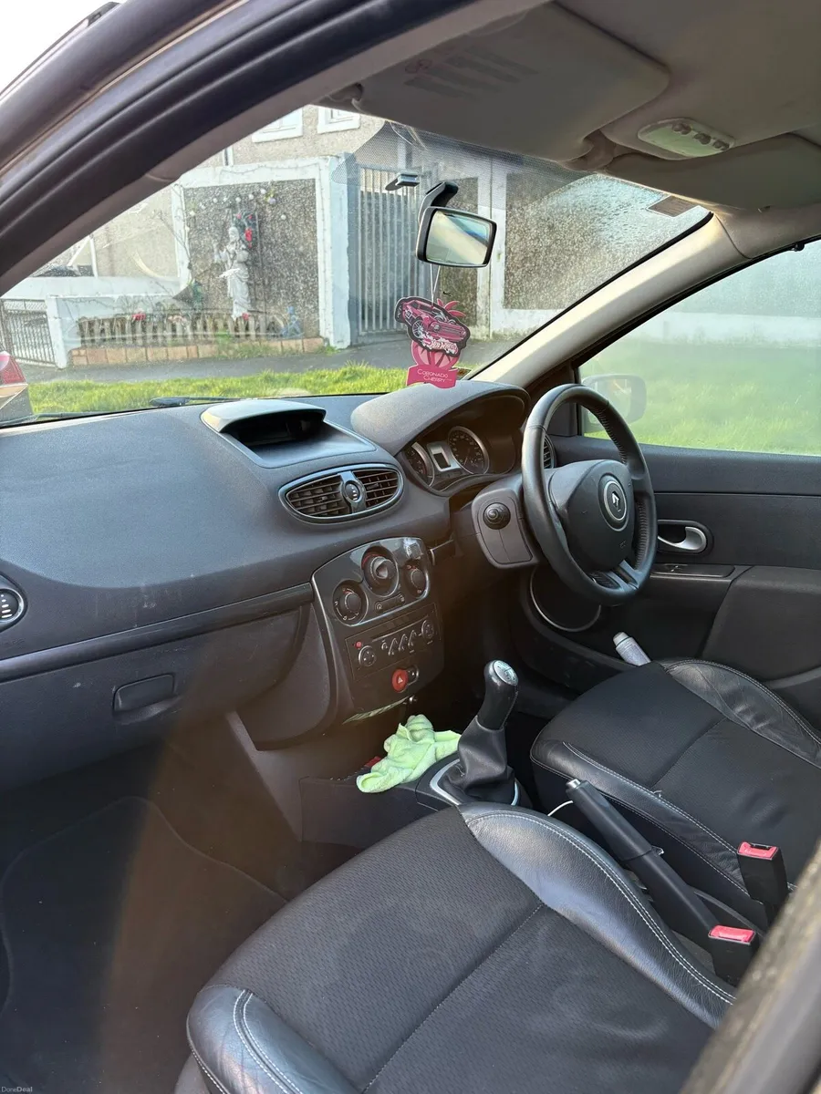 1.1L petrol Renault Clio - Image 4