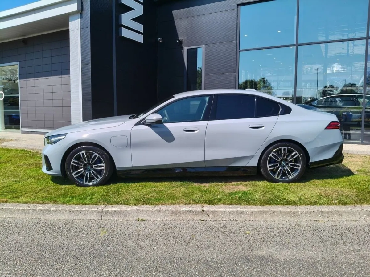 BMW 5-Series 530e M Sport Saloon - Image 2