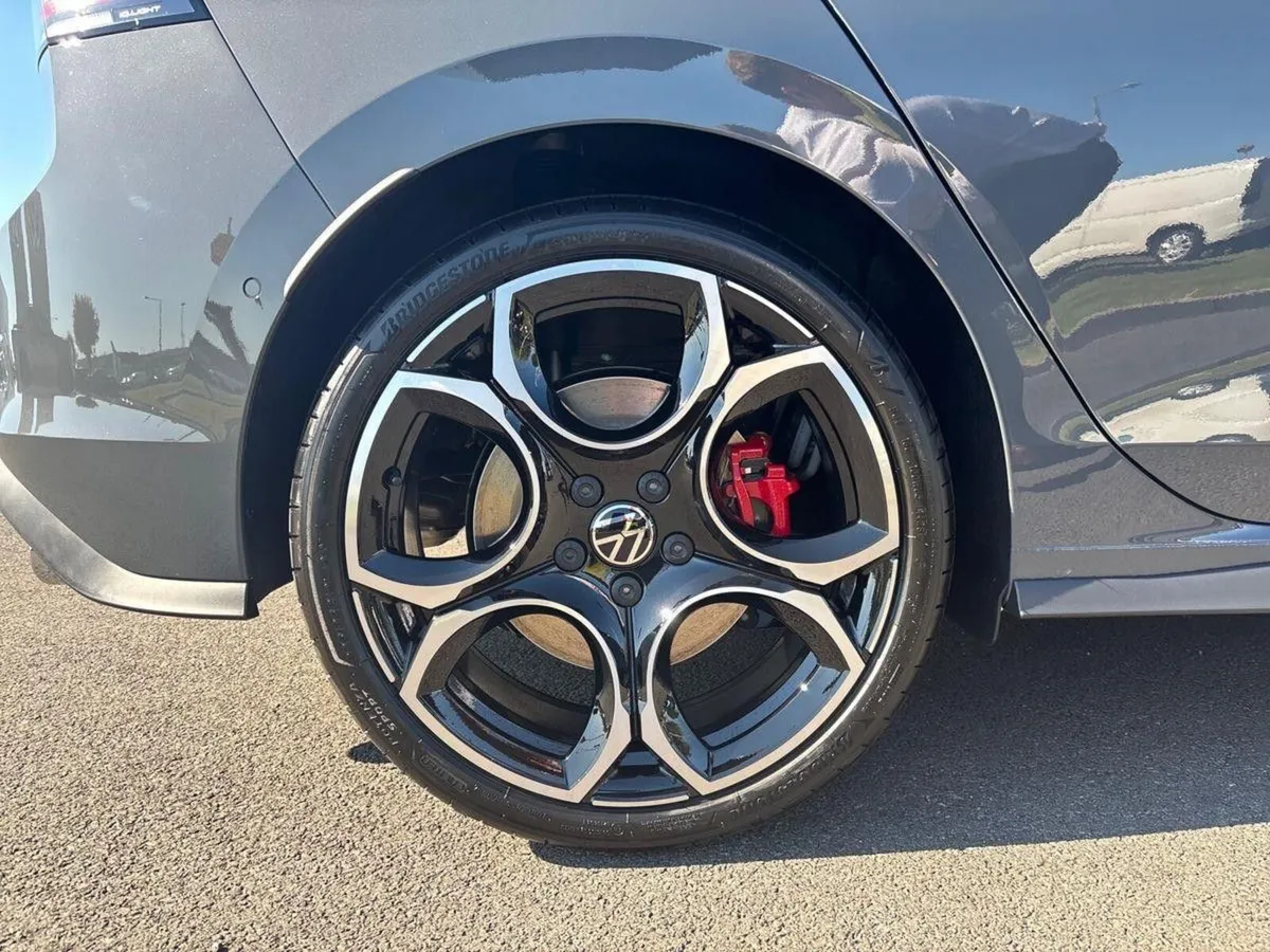Volkswagen Golf GTI 2.0 TSI 265HP DSG *Sunroof* - Image 5