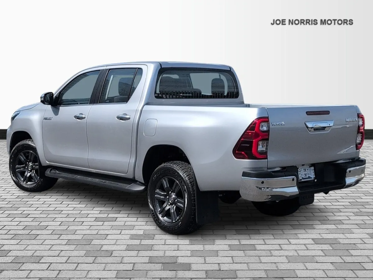 Toyota Hilux 2.4 Diesel Double Cab 4WD AUTOMATIC - Image 4