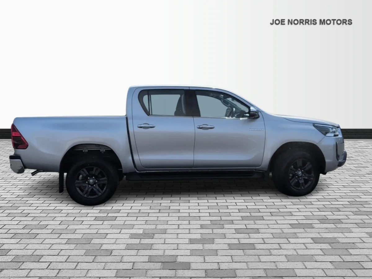 Toyota Hilux 2.4 Diesel Double Cab 4WD AUTOMATIC - Image 4