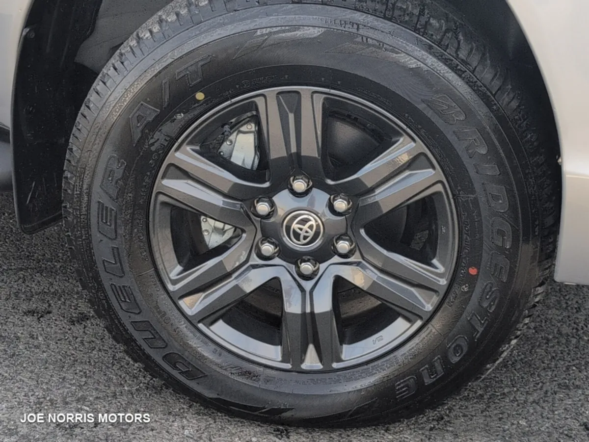 Toyota Hilux 2.4 Diesel Double Cab 4WD AUTOMATIC - Image 5