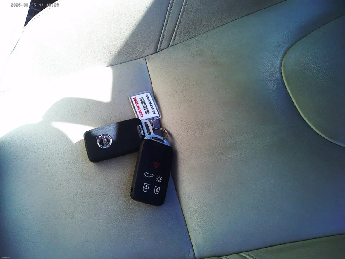 Volvo V40 D2 MOMENTUM ED 5DR - Image 2
