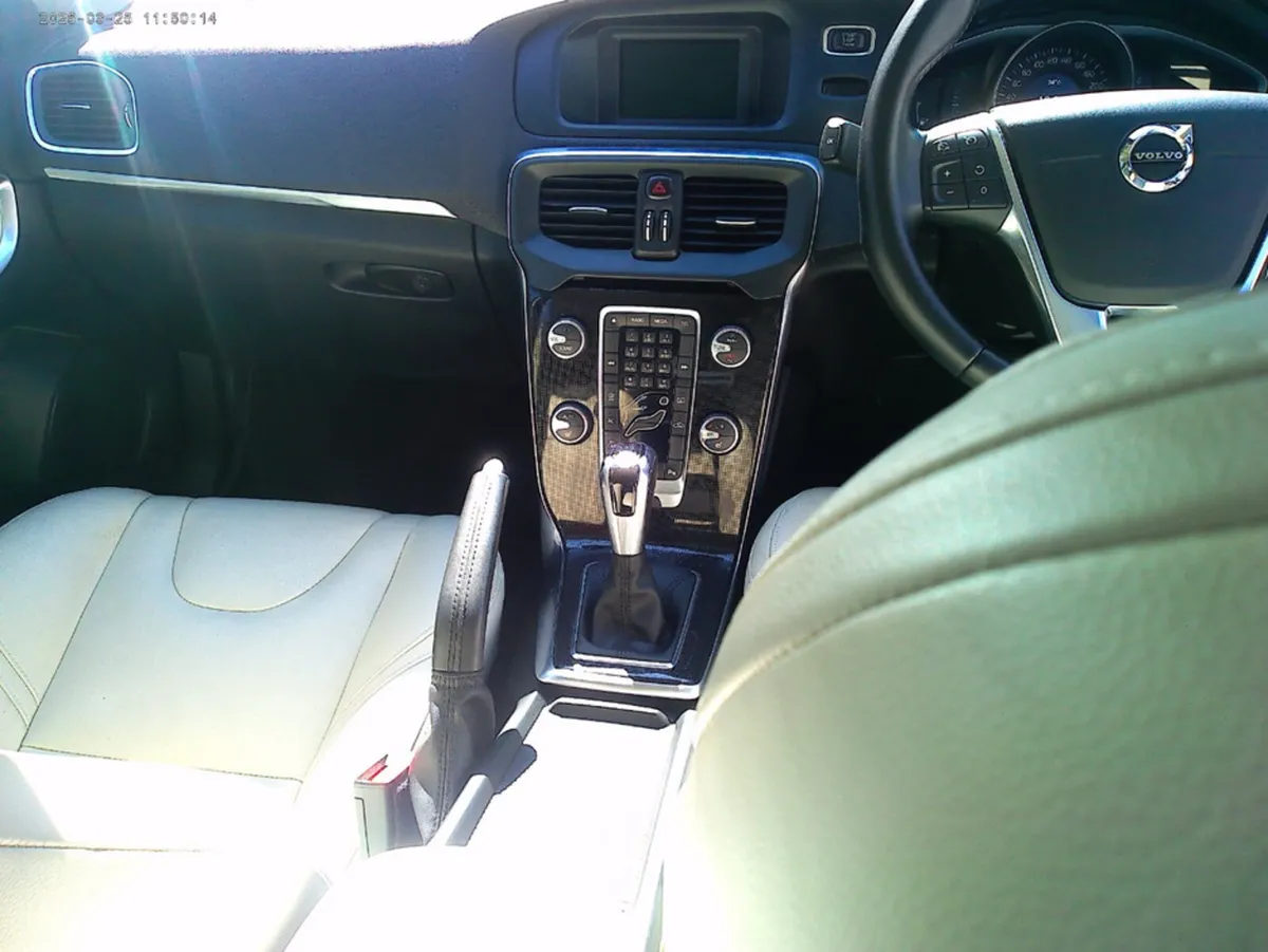 Volvo V40 D2 MOMENTUM ED 5DR - Image 4