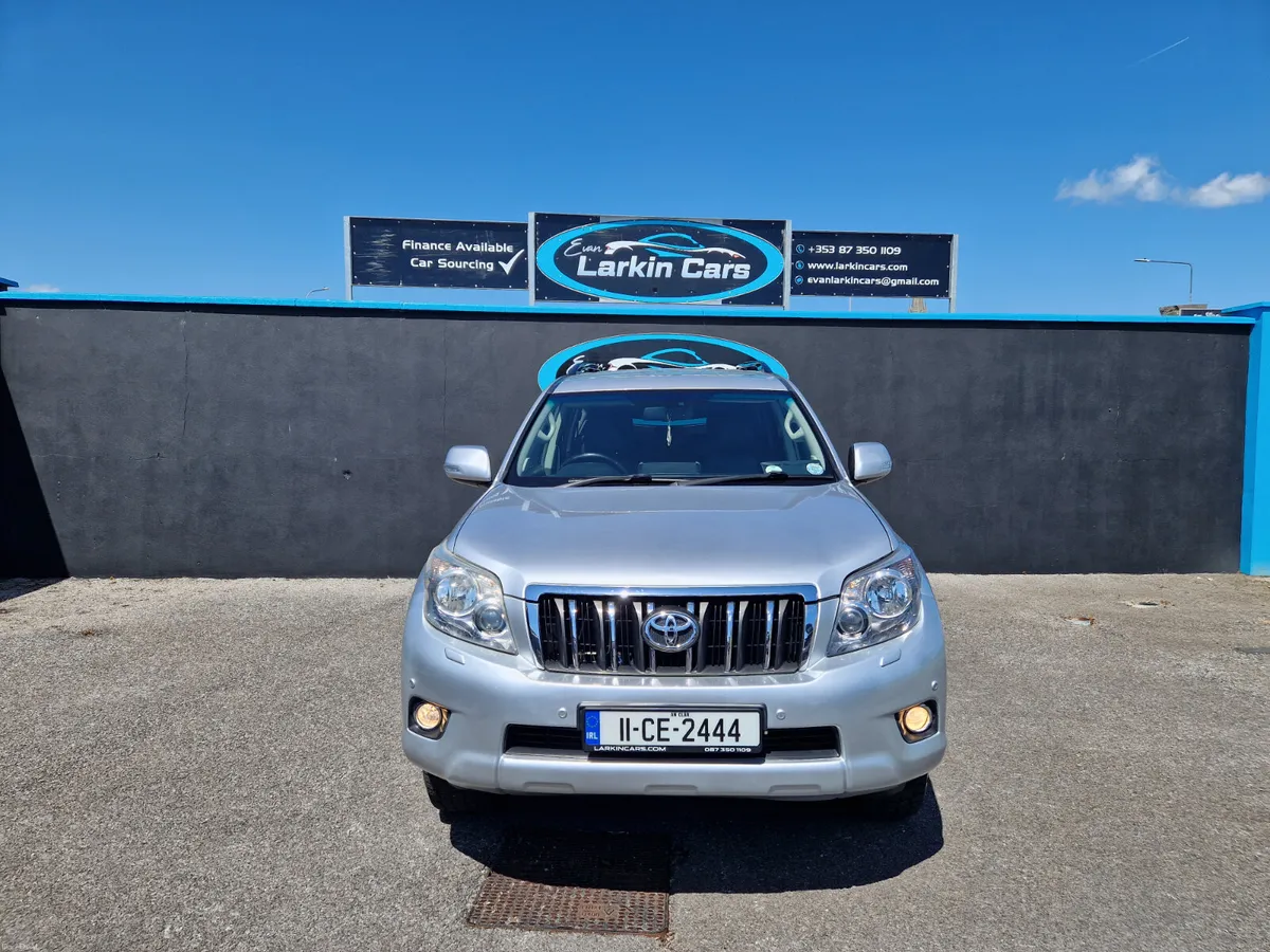 11 Toyota Land Cruiser 5 Seater Crew Cab Automatic - Image 3