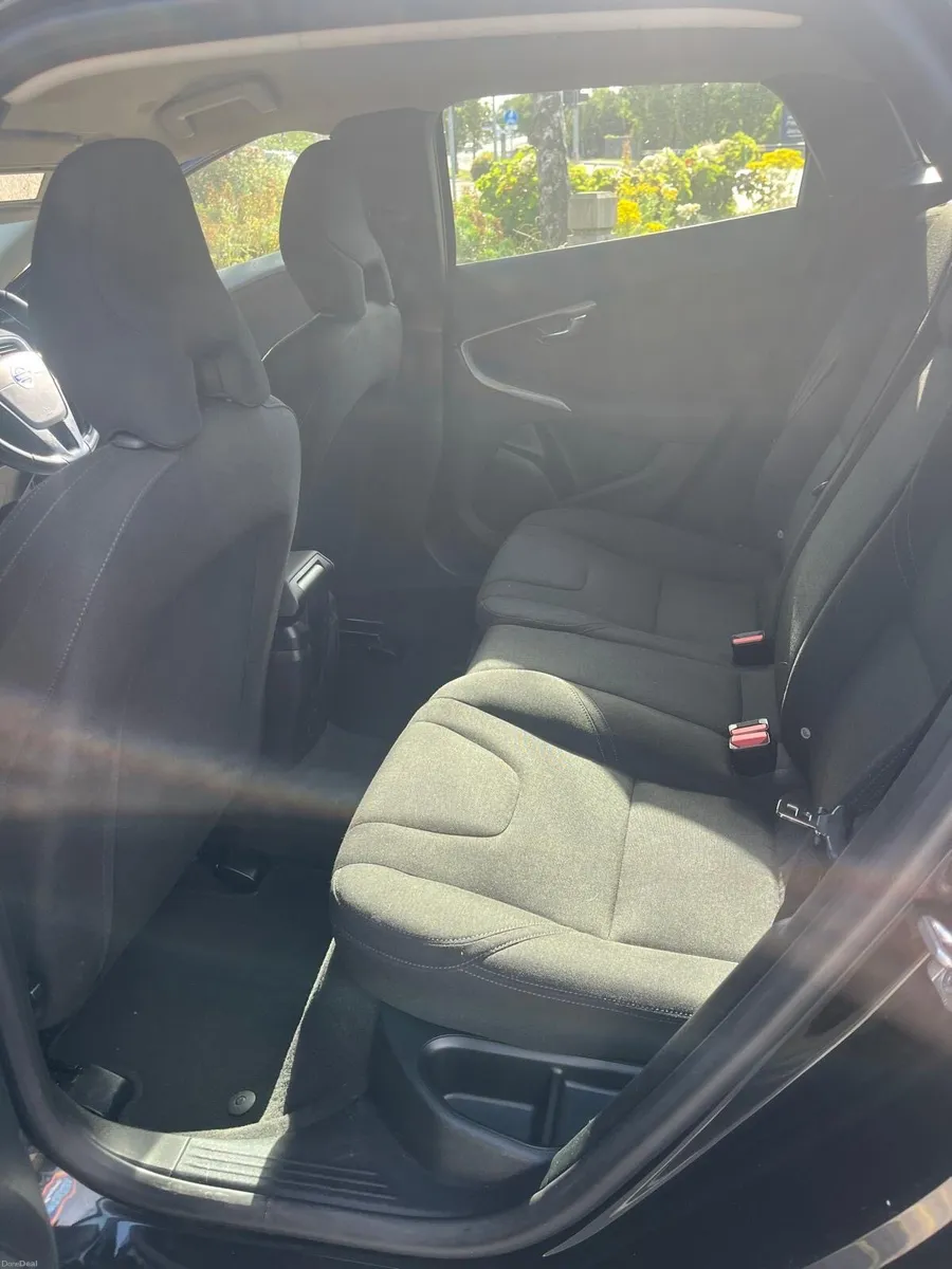 Volvo V40 - Image 2