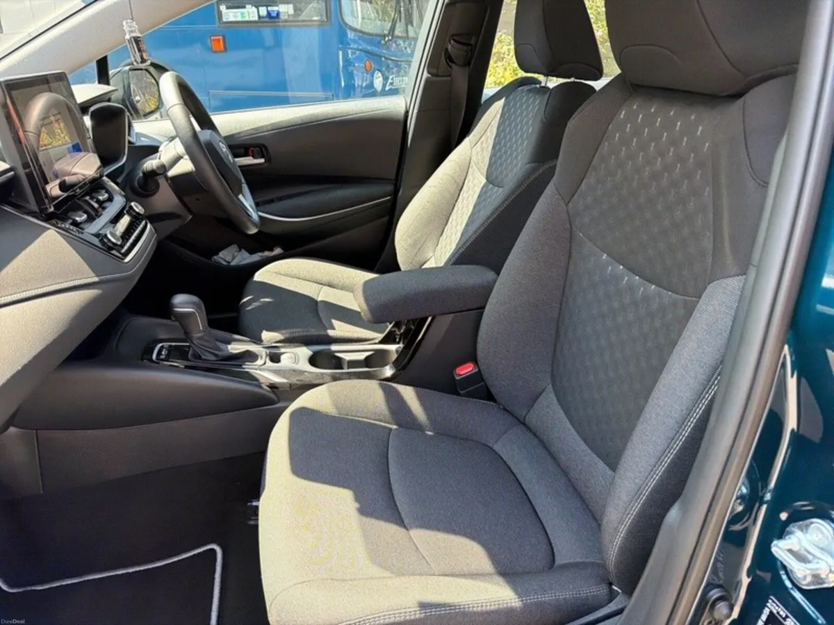 Toyota Corolla HYBRID LUNA AUTO SALOON // TOYOTA S - Image 6