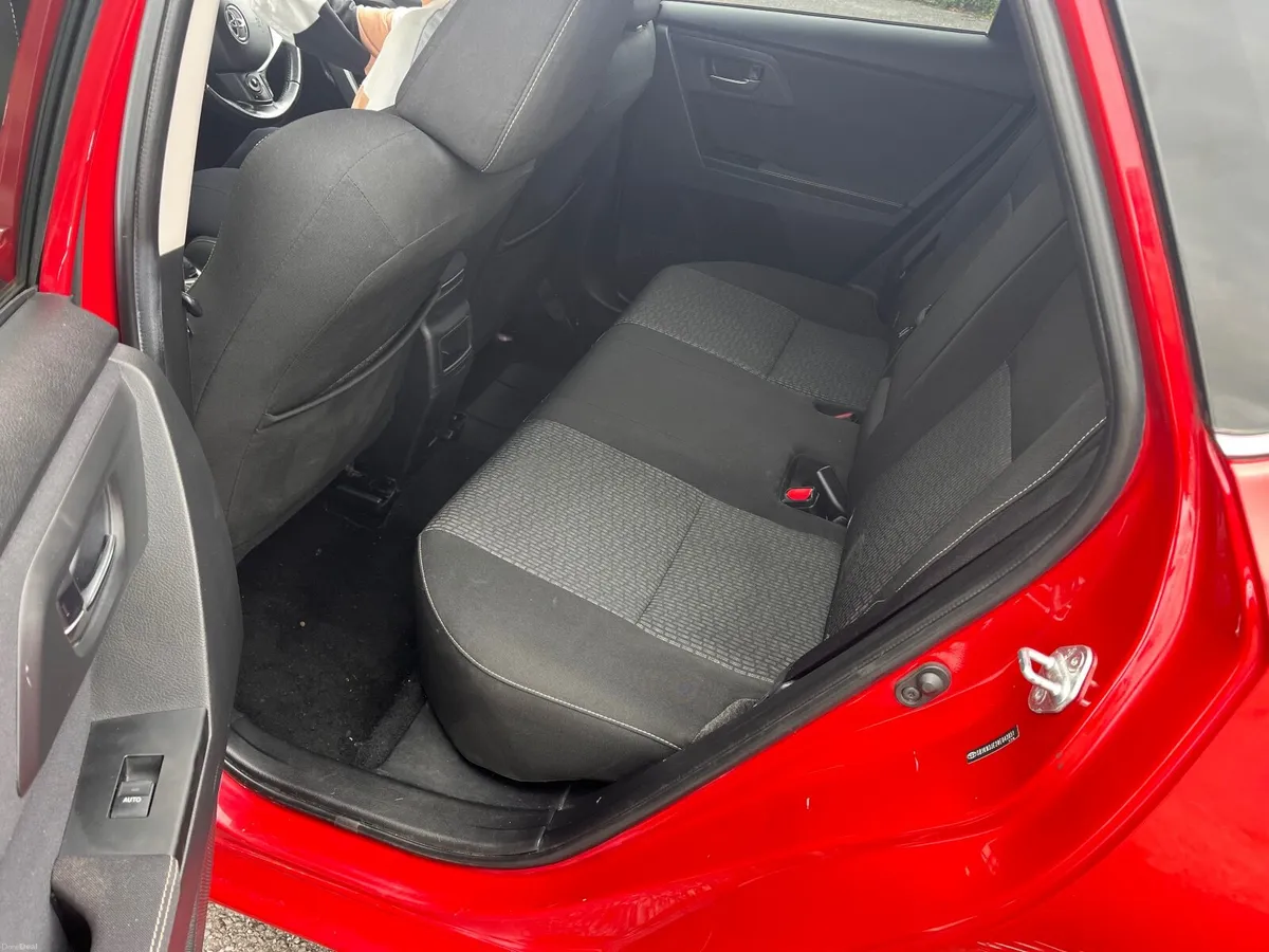 Toyota Auris 2014 - Image 2