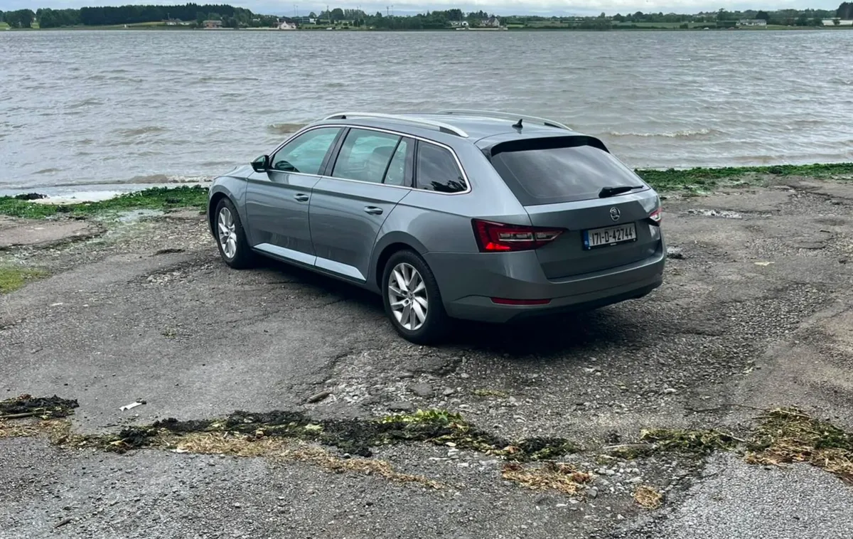 2017 Skoda Superb - Image 2