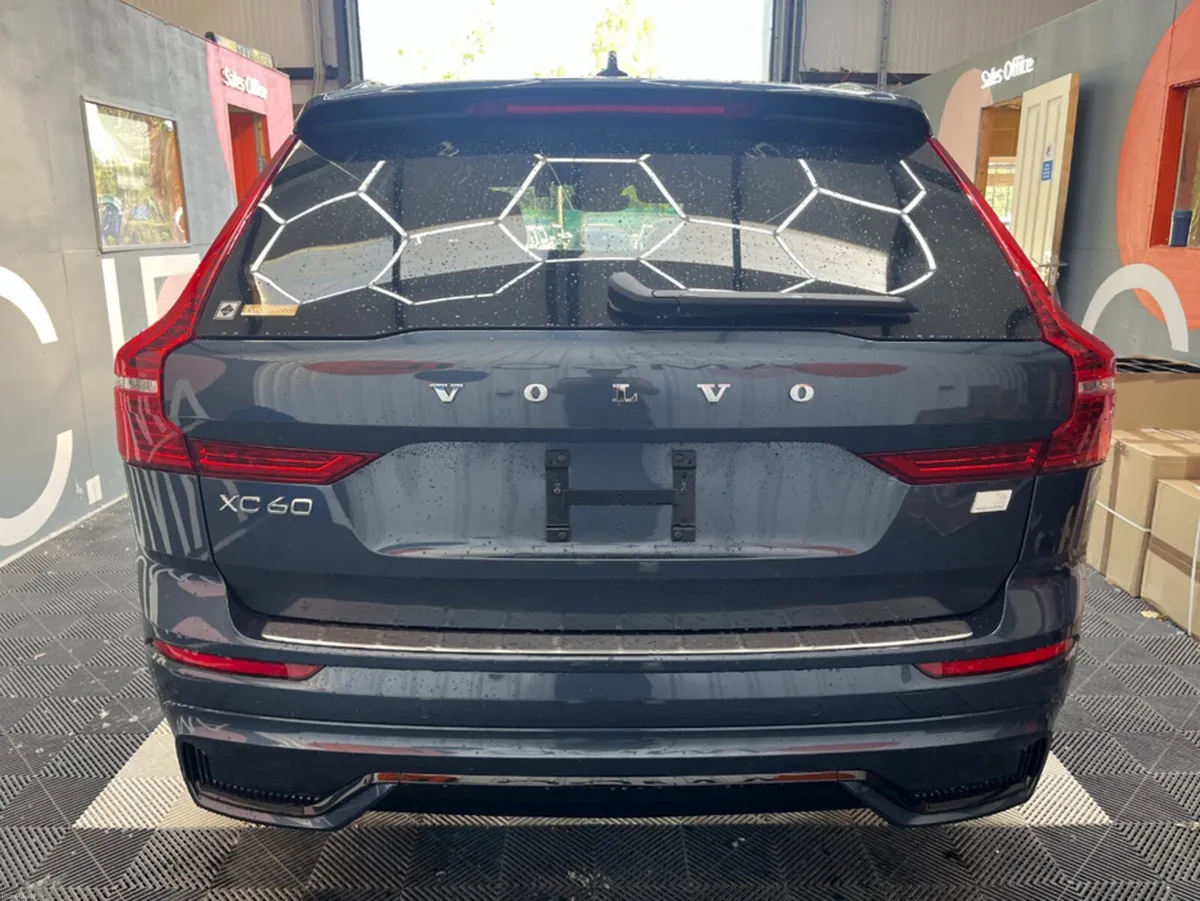 Volvo XC60 2023 VOLVO XC60 T6 PLUG-IN 2.0 AUTOMATI - Image 3