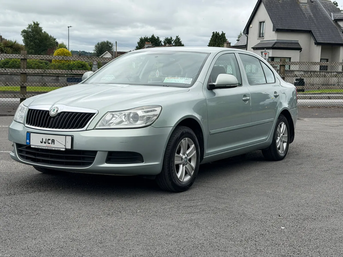 ABSOLUTELY IMMACULATE 2011 1.6 PETROL SKODA - Image 2