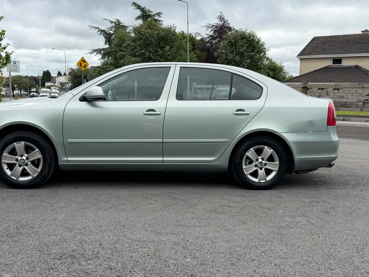 ABSOLUTELY IMMACULATE 2011 1.6 PETROL SKODA - Image 3