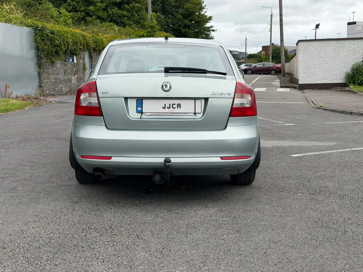 ABSOLUTELY IMMACULATE 2011 1.6 PETROL SKODA - Image 6
