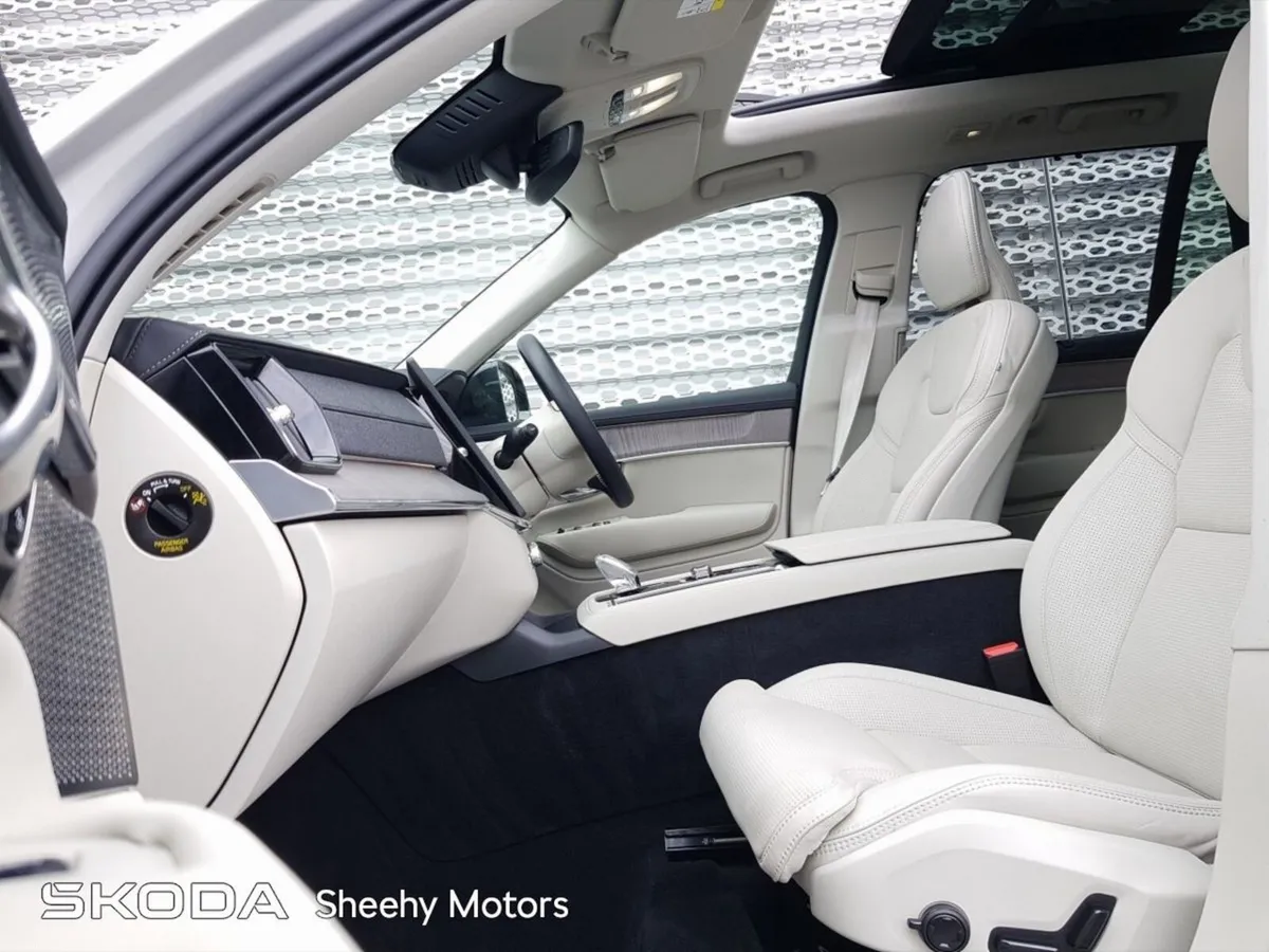 Volvo XC90 T8 PHEV AWD ULTRA DARK THEME - Image 3