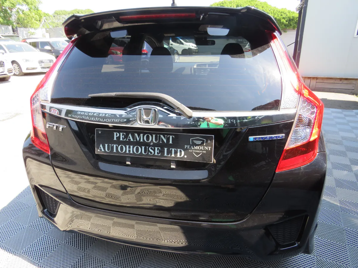 17 HONDA FIT PETROL HYBRID AUTOMATIC - Image 5