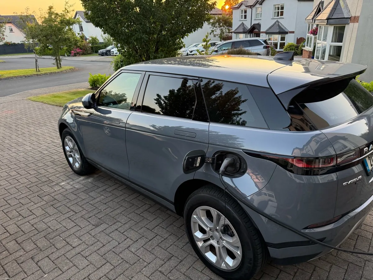 Range Rover Petrol Hybrid 300 PHEV - Image 2