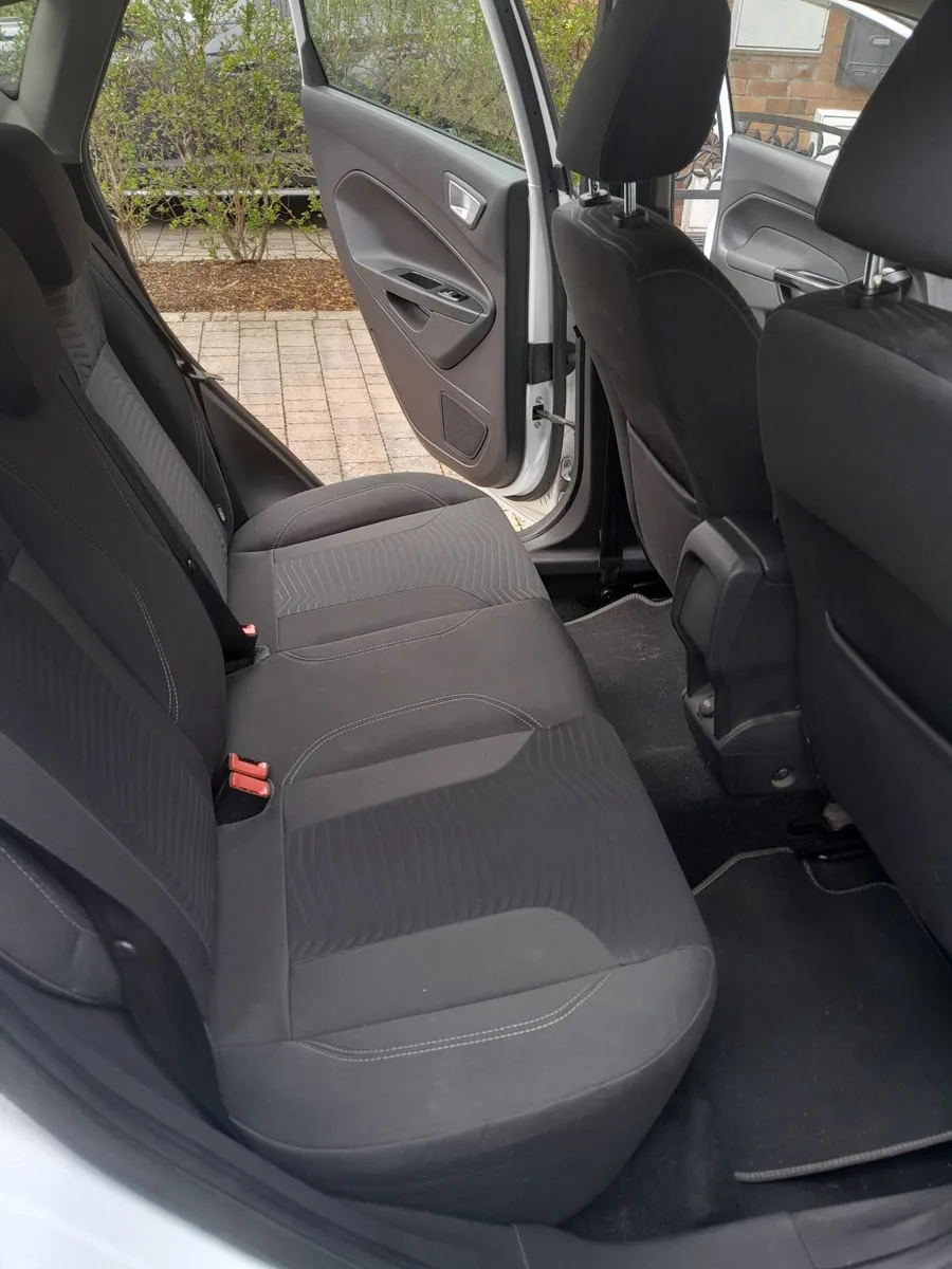 Ford Fiesta 2015 - Image 2