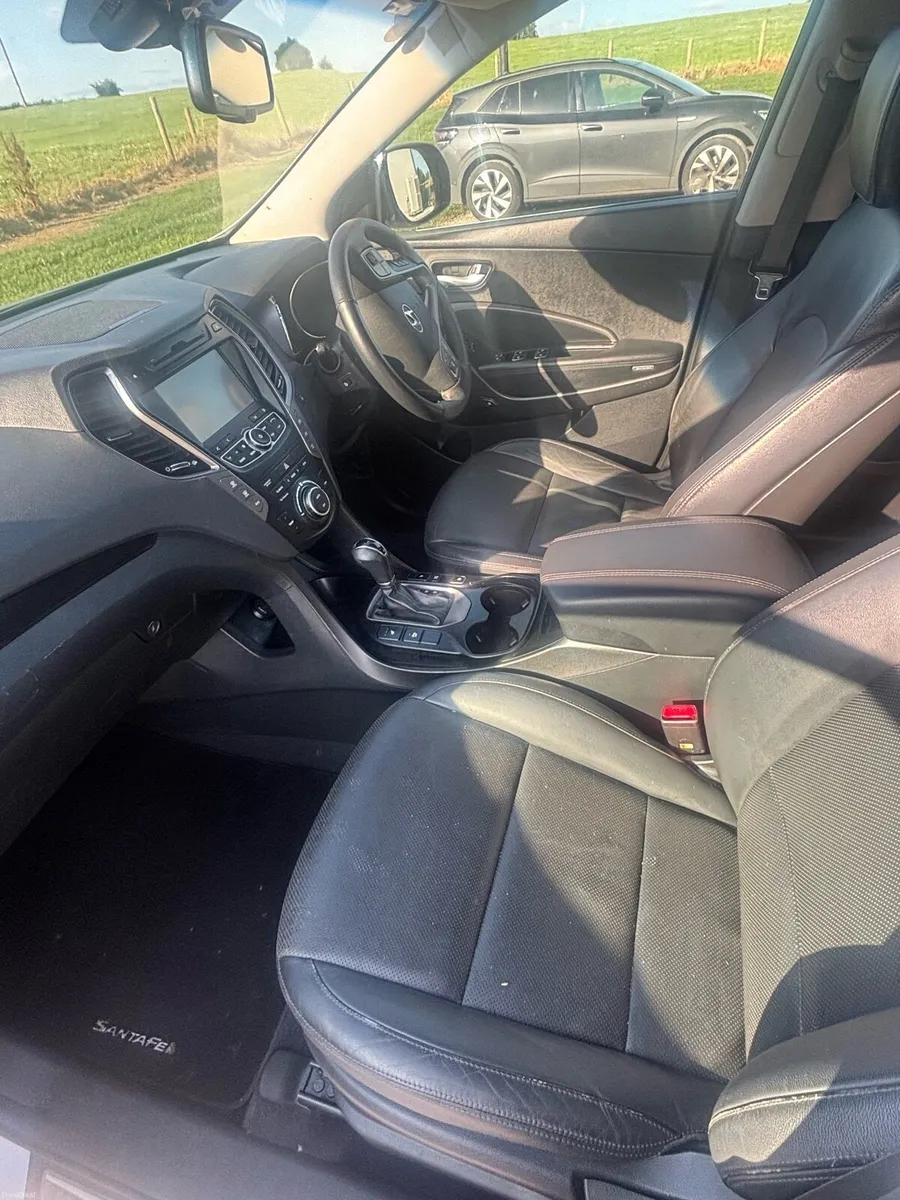 152 Hyundai Santa Fe - Luxury Trim Model - Image 4