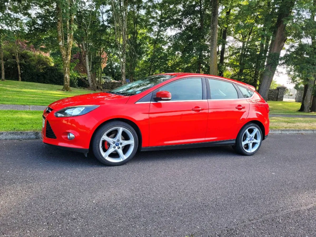 CLEAN 2012 FORD FOCUS TITANIUM LOW MILEAGE. - Image 4