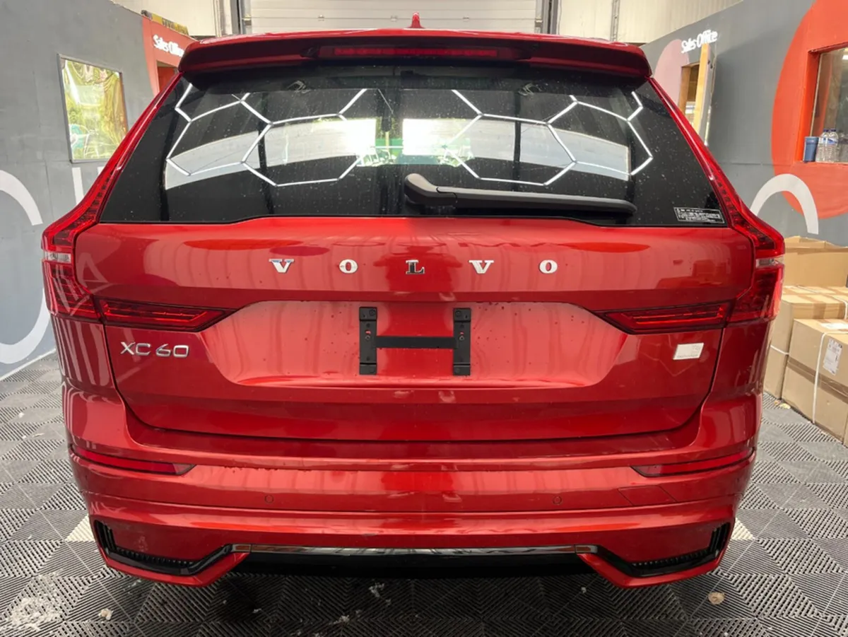 Volvo XC60 2024 VOLVO XC60 T6 PLUG-IN 2.0 AUTOMATI - Image 3