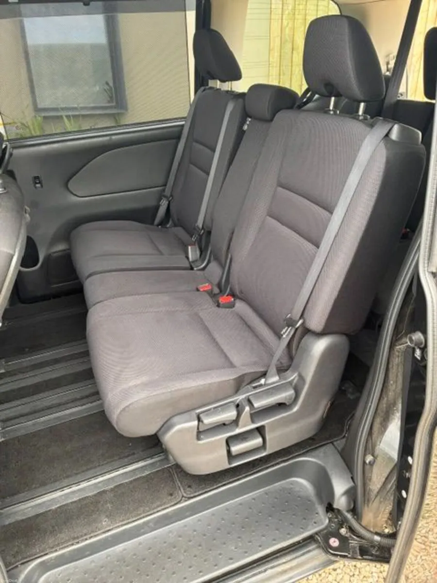 Nissan Serena 2016 8 seats - Image 4