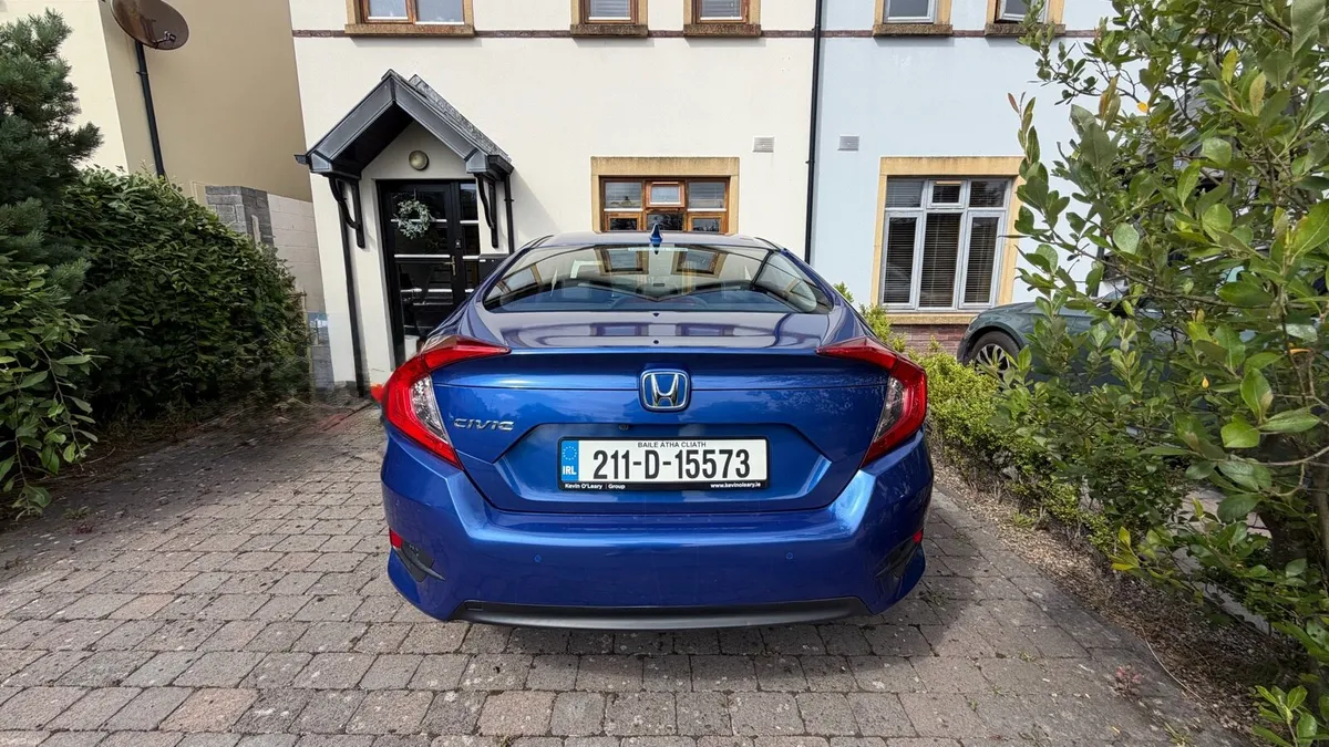 (211) Honda Civic Saloon Luxury - Image 2