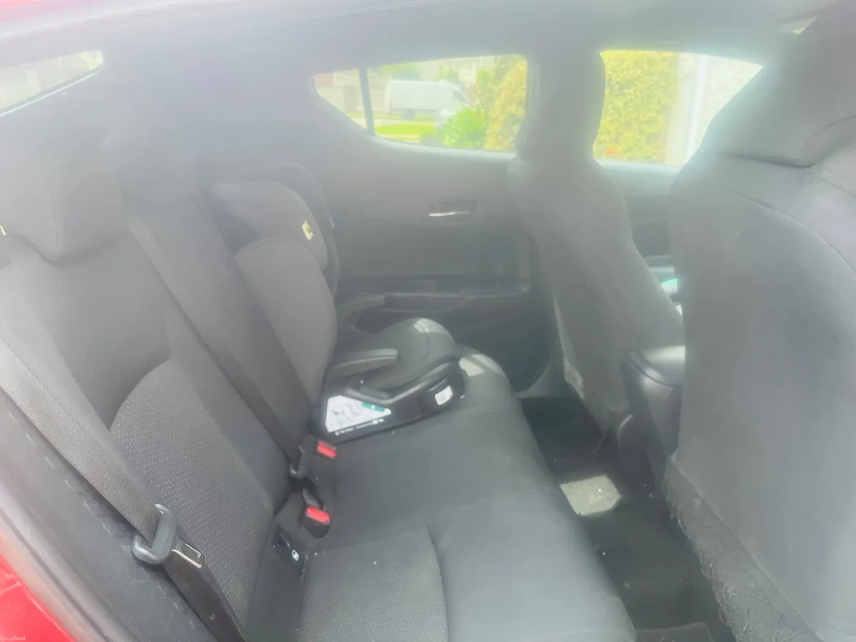 Toyota C-HR 2018 Sport - Image 2